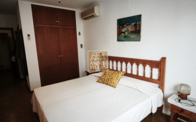 Amplio bungalow con piscina y pista de tenis comunitarios al lado del club de Golf.